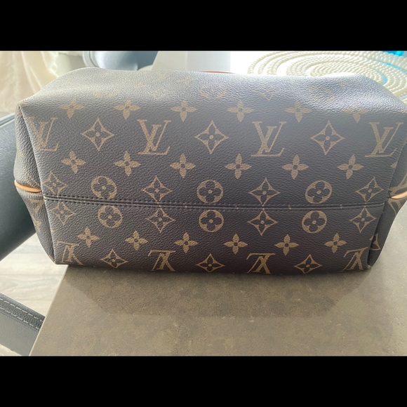 Louis Vuitton - Picture 3 of 5